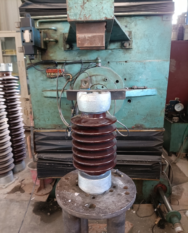 عایق پست استیشن C-120 چینی با استحکام بالا لعاب قهوه ای ANSI TR-208