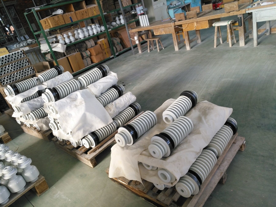 عایق های بوش سرامیکی 25.8kV سفید برای انتقال